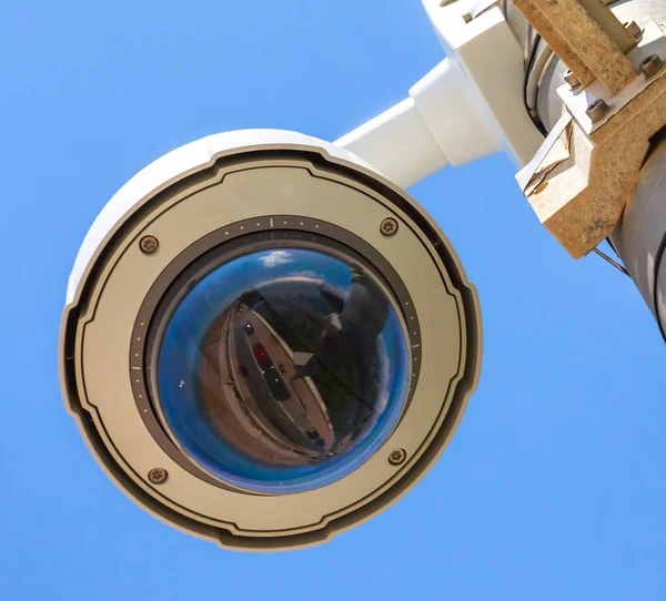 Cámara de seguridad CCTV bajo el cielo azul —  Fotos de Stock