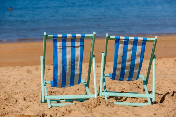 Duas cadeiras vazias viradas para o mar — Fotografia de Stock