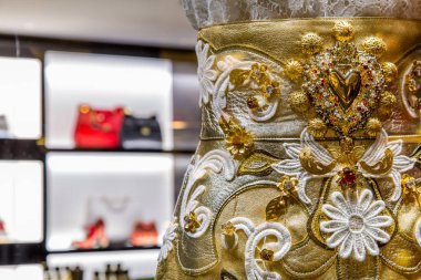 İtalya, Venedik - 21 Mart 2015: Lüks mağaza zarif altın elbise ve çanta ile arka plan üzerinde