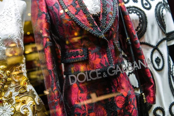 Italy, Venice - March 21, 2015: window fashion shop logo of Italian fashion stylists Dolce&Gabbana, in venice center — Stock Photo, Image