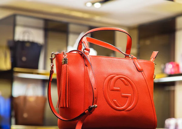 Italy, Venice - March 20, 2015: Handbags in a Gucci store in old — Stock Photo, Image