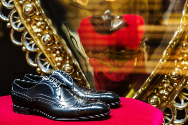 Italia, Venecia - 21 de marzo de 2015: Zapatos de hombre en una tienda de lujo en ve —  Fotos de Stock