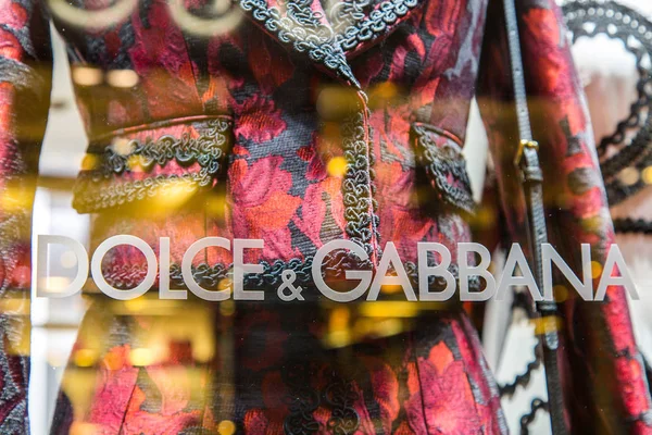 Italy, Venice - March 21, 2015: window fashion shop logo of Italian fashion stylists Dolce&Gabbana, in venice center — Stock Photo, Image