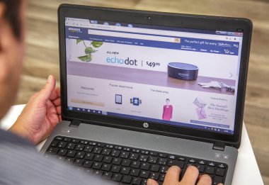 Paris, Fransa - 27 Ocak 2017: Amazon Prime ana sayfasına bağlanmak için bir dizüstü bilgisayar kullanan adam. Amazon Prime birtakım ayrıcalıklar ve Hizmetleri, stan kapsayan amazon tarafından sunulan yıllık abonelik olduğunu