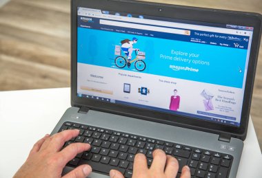 Paris, Fransa - 27 Ocak 2017: Amazon Prime ana sayfasına bağlanmak için bir dizüstü bilgisayar kullanan adam. Amazon Prime birtakım ayrıcalıklar ve Hizmetleri, stan kapsayan amazon tarafından sunulan yıllık abonelik olduğunu