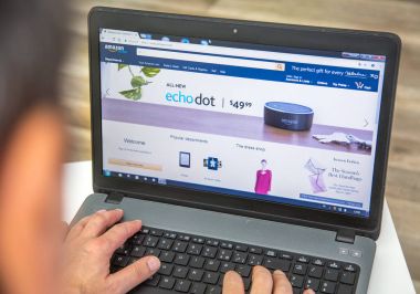Paris, Fransa - 27 Ocak 2017: Amazon Prime ana sayfasına bağlanmak için bir dizüstü bilgisayar kullanan adam. Amazon Prime birtakım ayrıcalıklar ve Hizmetleri, stan kapsayan amazon tarafından sunulan yıllık abonelik olduğunu