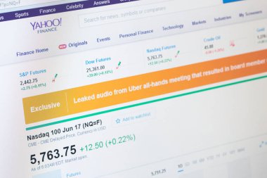 Paris, Fransa - 14 Haziran 2017: Finans ana Yahoo, Amerikan çokuluslu teknoloji şirketi için resmi web sitesi