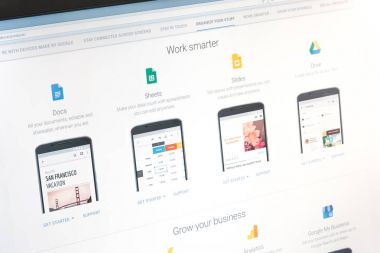 Paris, Fransa - 14 Haziran 2017: Google uygulamalar (dokümanlar, sayfaları, slaytlar, sürücü) Android telefonlar ve tabletler için yakın çekim. Google Internet-r de uzmanlaşmış bir Amerikan çokuluslu kuruluştur