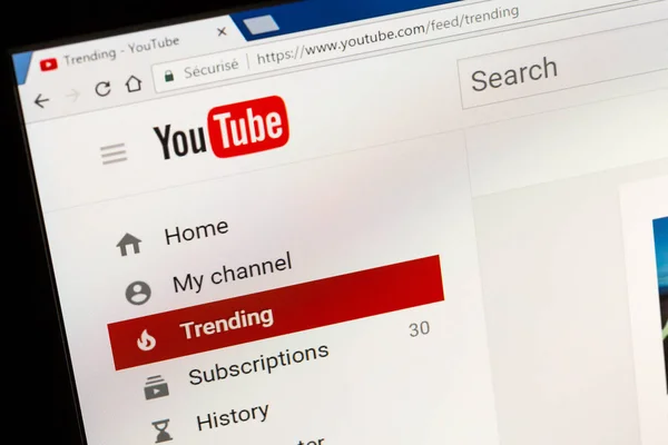 Paris, France - 05 juin 2017 : Page d'accueil du site YouTube. YouTube est un site de partage de vidéos, créé par trois anciens employés de PayPal et détenu par Google depuis fin 2006. . — Photo