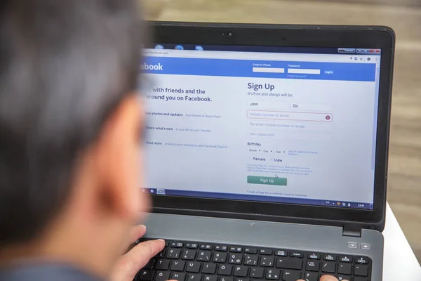 Paris, Frankreich - 27. Januar 2017: Mann erstellt mit einem Laptop ein Benutzerkonto im sozialen Netzwerk Facebook — Stockfoto