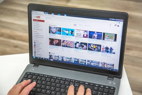 Parigi, Francia - 27 gennaio 2017: Uomo che utilizza un computer portatile per connettersi alla home page del sito YouTube. YouTube è un sito di condivisione video, creato da tre ex dipendenti PayPal e di proprietà di Google . — Foto Stock