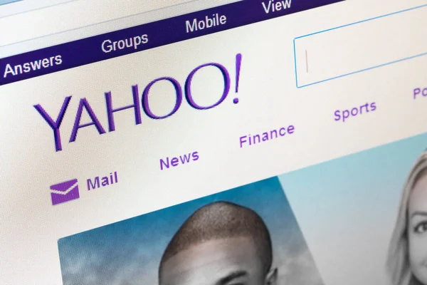 Paris, França - 14 de junho de 2017: Página inicial do site oficial da Yahoo, a empresa multinacional americana de tecnologia — Fotografia de Stock