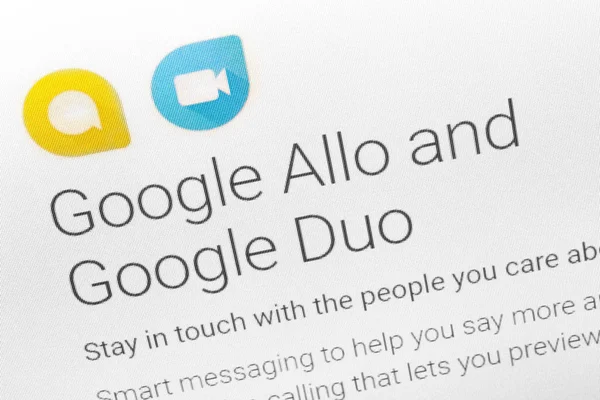 Paris, france - juni 14 2017: close-up auf google allo und duo-anwendungen für android-telefone und tablets google ist ein amerikanischer multinationaler konzern, spezialisiert auf internet-bezogene dienstleistungen und — Stockfoto