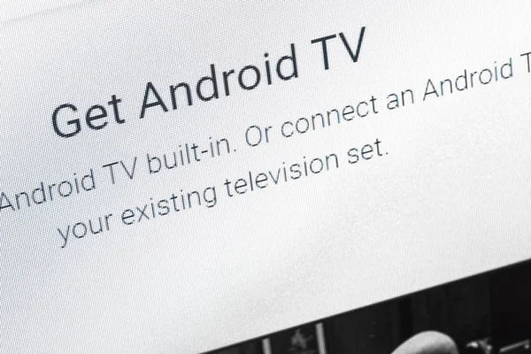 París, Francia - 14 de junio de 2017: Primer plano en Google Android TV. Google es una multinacional estadounidense especializada en servicios y productos relacionados con Internet — Foto de Stock