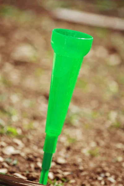 Close-up em pluviômetro em um jardim para medir a quantidade de rai — Fotografia de Stock