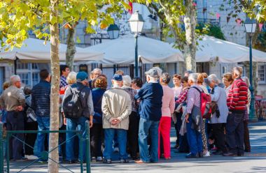 Saint-Jean de Luze, Fransa - 28 Eylül 2016: senios turist tarihi kentin ana yerde duran grup
