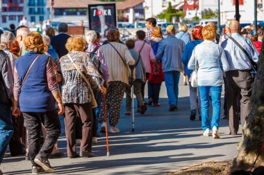 Saint-Jean de Luze, Fransa - 28 Eylül 2016: senios turist waliking tarihi kentin sokakta grup