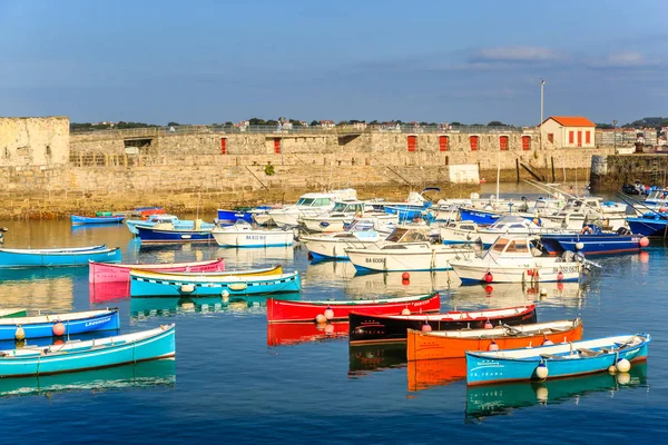 Ciboure, France - Sept 26, 2016: Fishing harbour of Ciboure, Basque country. Small coloreful fish boats on the old port of the citadel — Stock Photo, Image