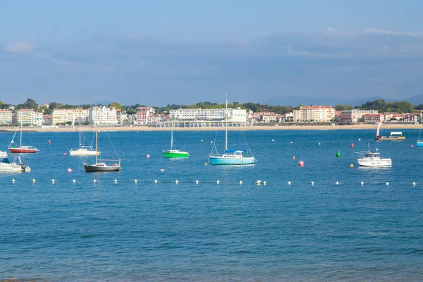 St-Jean de Luze, Frankrike - 26 Sept 2016: Saint jean de Luz bay med lyxiga båtar på ett hav — Stockfoto