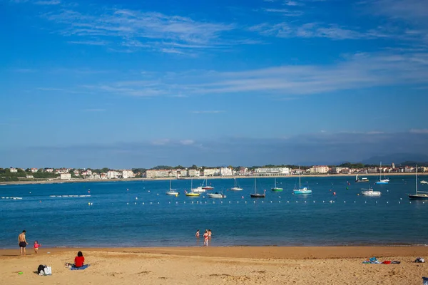 Ciboure, Fransa - 26 Eylül 2016: Ciboure beach kaç turist ve SAINT jean de Luz koyu arka plan üzerinde lüks teknelerle