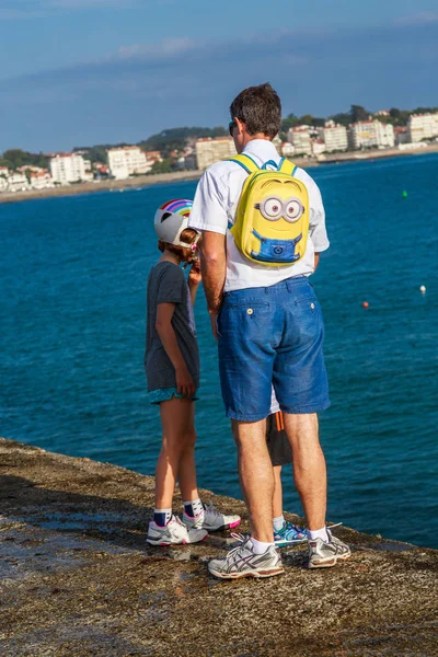 Ciboure, Francia - 26 settembre 2016: famiglia di padre single e due figli maschi in piedi sul molo del porto ciboure . — Foto Stock