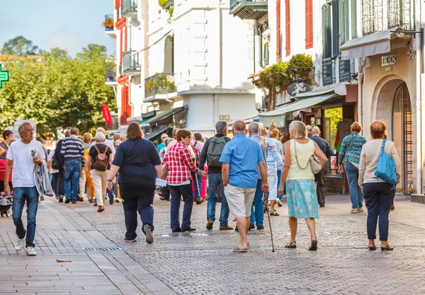 Saint-Jean de Luze, Fransa - 28 Eylül 2016: senios turist waliking tarihi kentin sokakta grup