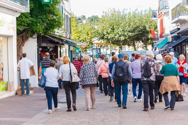 Saint-Jean de Luze, França - 28 de setembro de 2016: Grupo de turistas senios valiking na rua da cidade velha — Fotografia de Stock