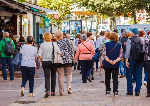 Saint-Jean de Luze, France - 28 septembre 2016 : Groupe de touristes sénios se promenant dans la rue de la vieille ville — Photo