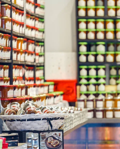 Saint Jean de Luze, Frankrike - 28 Sept 2016: traditionell hemlagad Fruktsylt på en hantverksmässig shop — Stockfoto