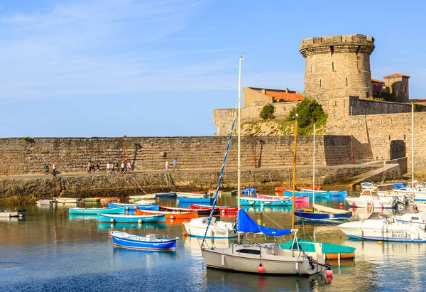 Ciboure, France - Sept 26, 2016: Fishing harbour of Ciboure, Basque country. Small coloreful fish boats on the old port of the citadel — Stock Photo, Image