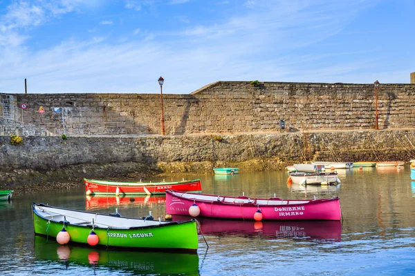 Ciboure, France - Sept 26, 2016: Fishing harbour of Ciboure, Basque country. Small coloreful fish boats on the old port of the citadel — Stock Photo, Image