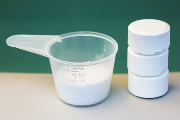 Tabletas de cloro y polvo de bromuro para el mantenimiento del agua — Foto de Stock
