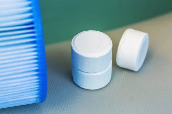 Wkład filtra; i tabletki chloru lub bromku maintean — Zdjęcie stockowe
