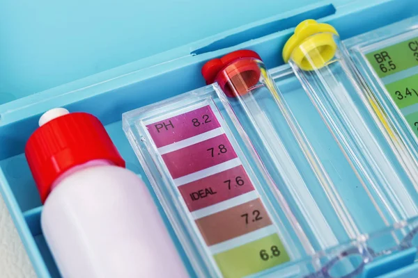 Kit of Ph chlorine and bromide test. Close-up on the test zone f — Stock Photo, Image