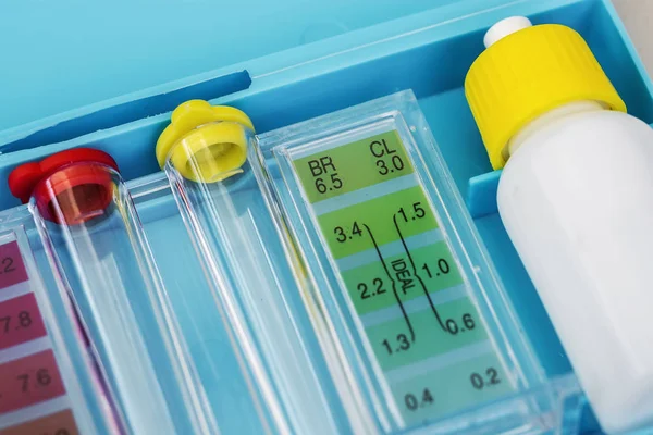 Kit of Ph chlorine and bromide test. Close-up on the test zone f — Stock Photo, Image