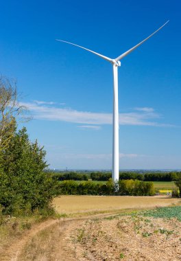 Mavi gökyüzü ile elektrik üreten rüzgar türbinleri - enerji koruma kavramı