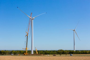 Ferrieres, Fransa - 22 Ağustos 2017: Rüzgar Çiftliği inşaat alanında bir rüzgar türbini montajı