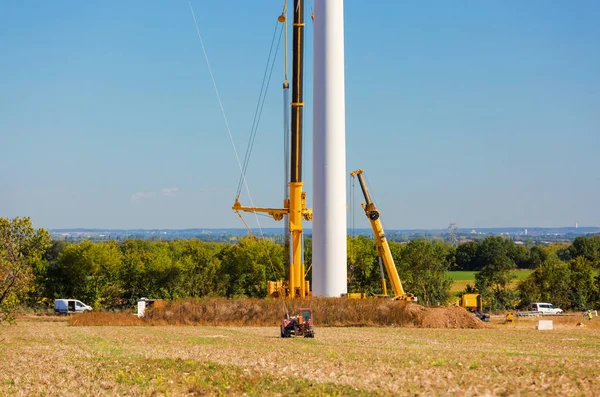 Instalação de uma turbina eólica no estaleiro eólico — Fotografia de Stock