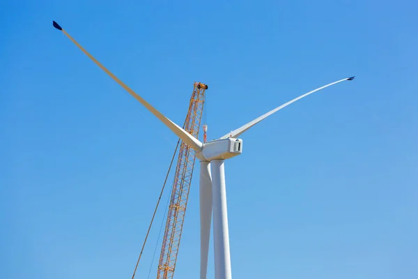 Instalace větrné turbíny v větrné farmy staveniště — Stock fotografie