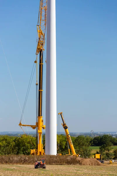 FERRIERES, Frankrijk - 22 augustus 2017: Installatie van een windturbine in wind farm bouwplaats — Stockfoto