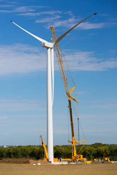 FERRIERES, Frankrijk - 22 augustus 2017: Installatie van een windturbine in wind farm bouwplaats — Stockfoto