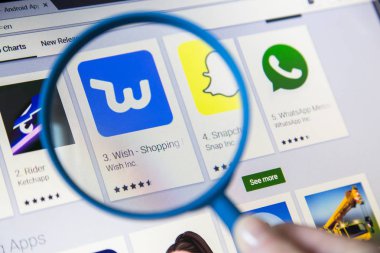Paris, Fransa - 19 Ekim 2017: ana sayfasında Google oyun apps 