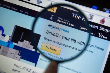Paris, Fransa - 19 Ekim 2017: Amazon Prime logo ana sayfa ma