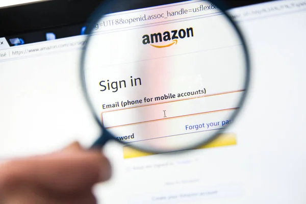 Parigi, Francia - 19 ottobre 2017: Amazon firma nella homepage magni — Foto Stock