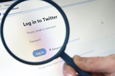 Paris, Fransa - 19 Ekim 2017 : twitter giriş sayfası altında 