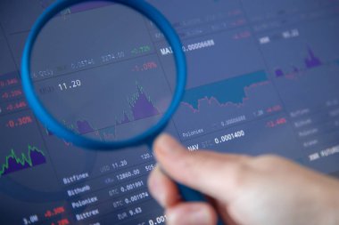 Paris, Fransa - 19 Ekim 2017: Closeup büyüteç ile