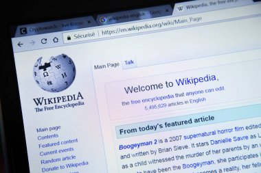 Paris, Fransa - 19 Ekim 2017 : Com'da Vikipedi ana sayfası