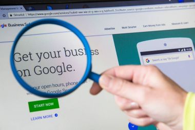 Paris, Fransa - 19 Ekim 2017: ana sayfasında Google iş S