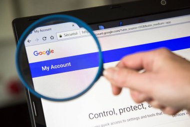 Paris, Fransa - 19 Ekim 2017: simge hesap Google magnif