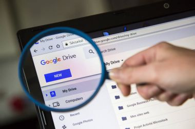 Paris, Fransa - 19 Ekim 2017 : Web sitesindegoogle drive simgesi 